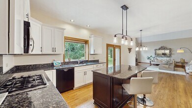 7111 Saddle Oaks Dr in Cary, IL - Building Photo - Building Photo