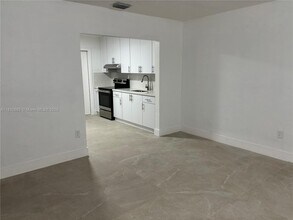 994 SE 2nd Pl in Hialeah, FL - Building Photo - Building Photo