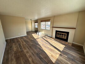 921 Delmar Ct in Minot, ND - Building Photo