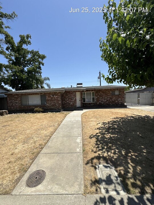 2245 W Harvard Ave in Visalia, CA - Foto de edificio