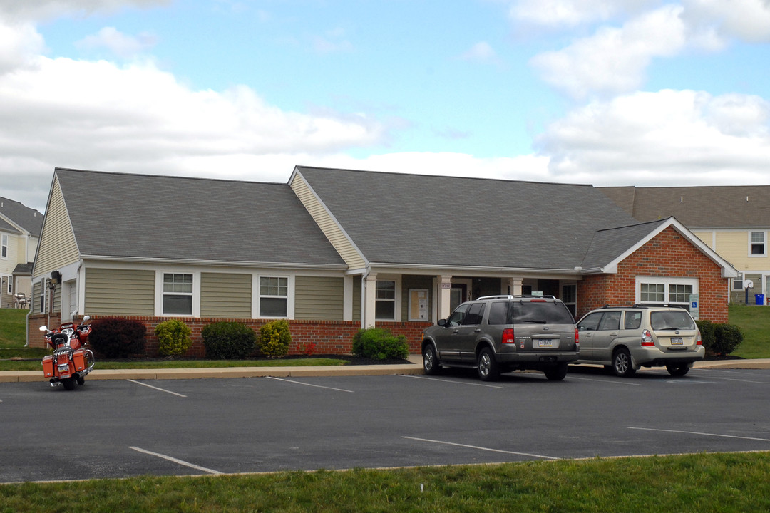 Village Court in Dover, PA - Foto de edificio