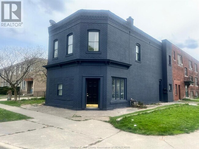 701 Marentette Ave in Windsor, ON - Building Photo - Building Photo