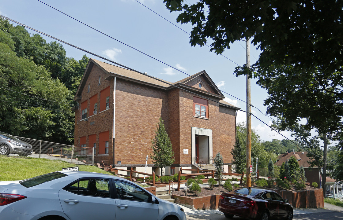 230 Oakwood Ave in Pittsburgh, PA - Building Photo