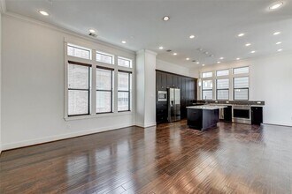 2605 Clay St in Houston, TX - Building Photo - Building Photo