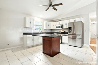 1609 Kenmore Ave in Round Lake Beach, IL - Building Photo - Building Photo