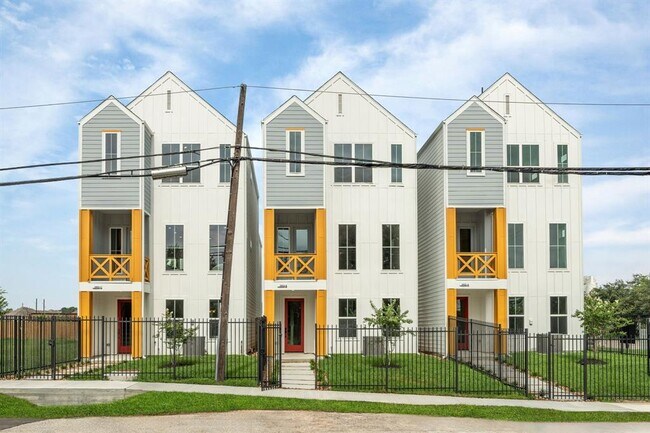 3903 Pinemont Dr in Houston, TX - Building Photo - Building Photo
