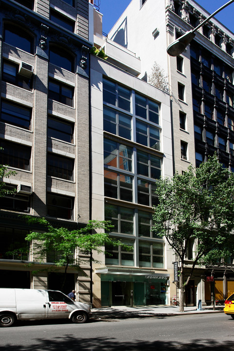 136 W 17th St in New York, NY - Building Photo