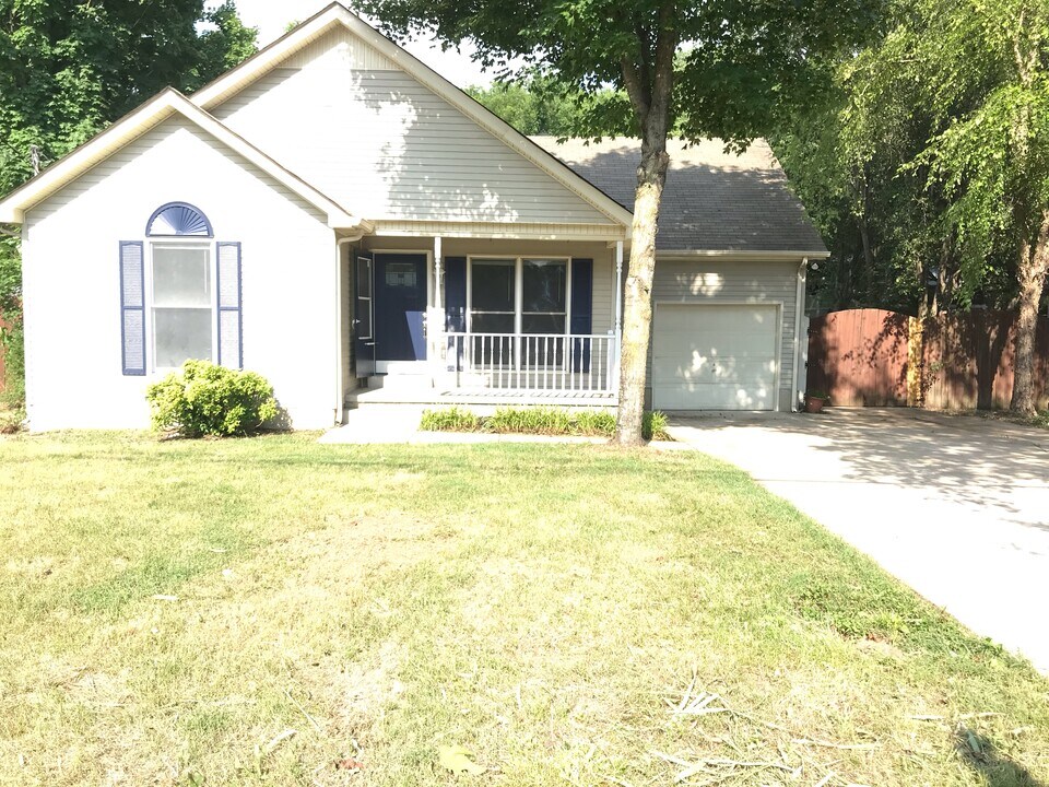 1122 Woods Edge Dr in Murfreesboro, TN - Building Photo