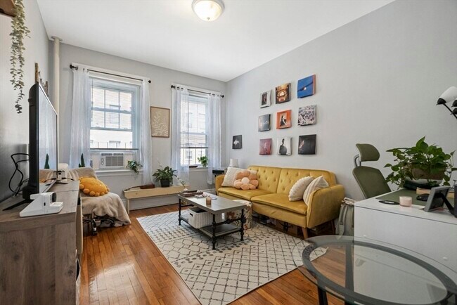 35 Queensberry St, Unit 2 in Boston, MA - Building Photo - Building Photo