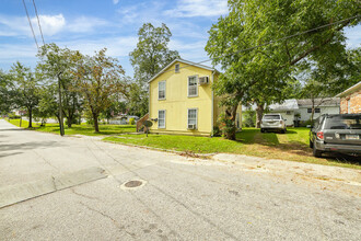 211 Oak St in Statesboro, GA - Building Photo - Building Photo