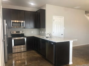 1500 Lucille St in Seguin, TX - Building Photo - Building Photo