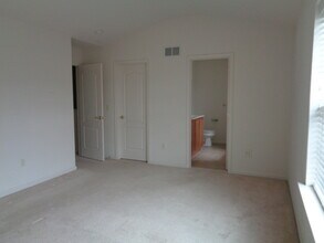 2190 Gillian Ln in Easton, PA - Building Photo - Building Photo