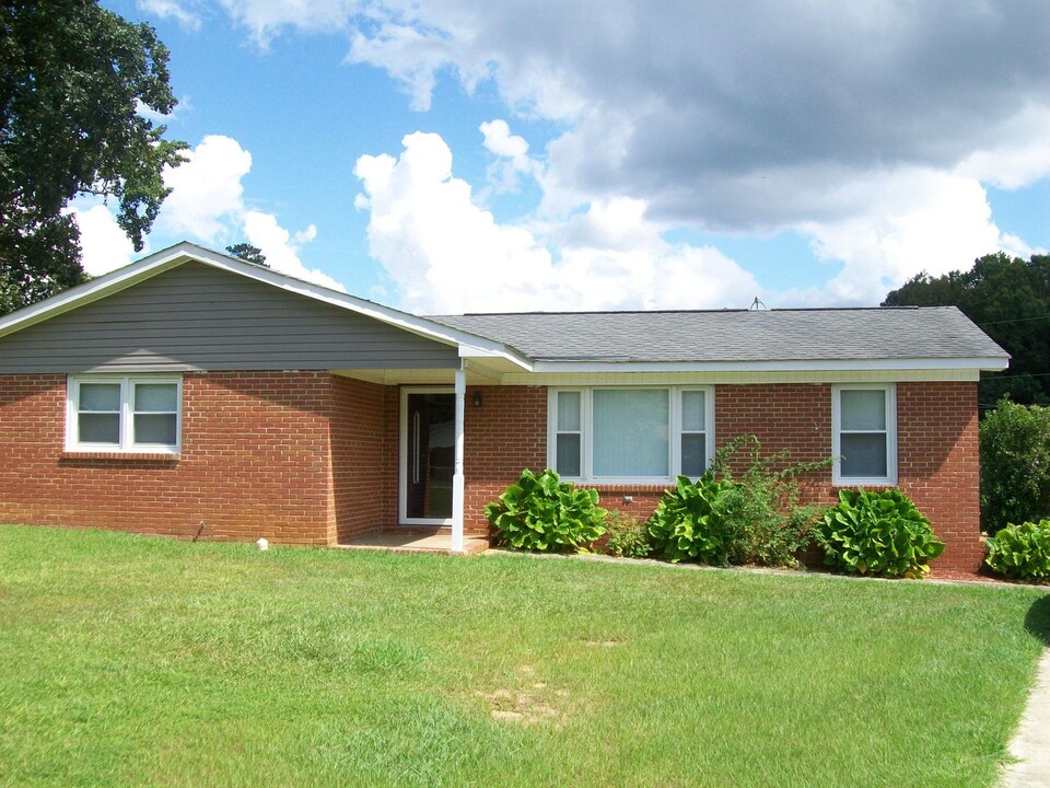 110 Woodlock Ln in Greenwood, SC - Building Photo