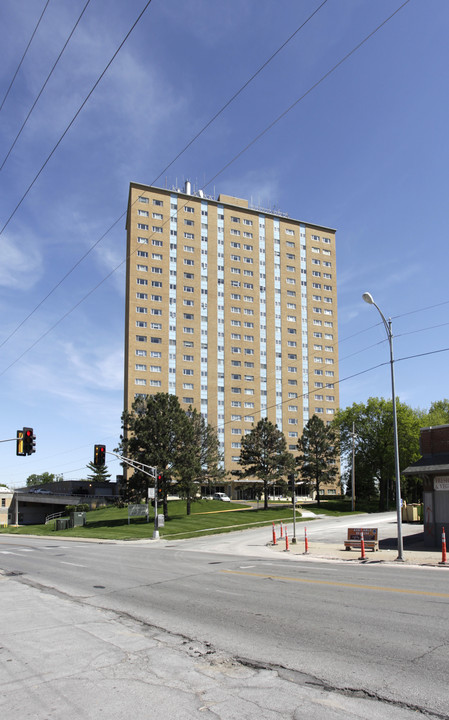 Elmwood Tower in Omaha, NE - Building Photo