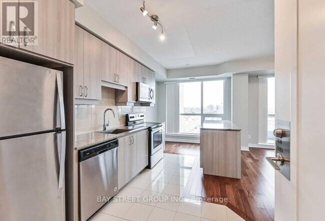 9201 Yonge St in Richmond Hill, ON - Building Photo - Building Photo