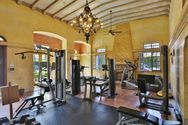 The Versailles in Los Angeles, CA - Foto de edificio - Building Photo