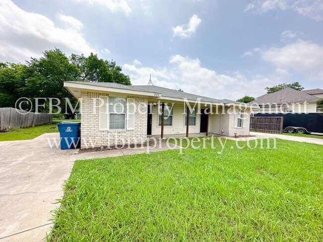 221-223-223 E Lamar in Palmer, TX - Building Photo - Building Photo