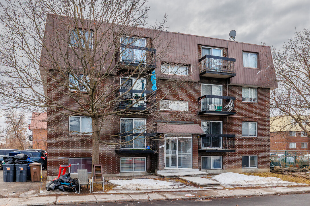 360 De Noirmoutier Rue in Laval, QC - Building Photo