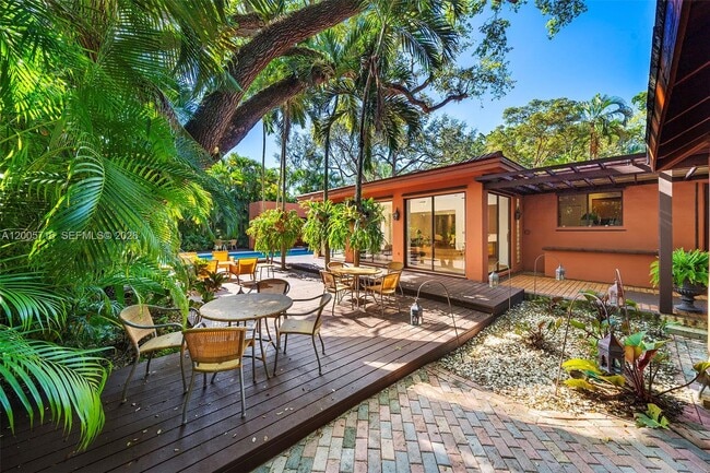 5627 Granada Blvd in Coral Gables, FL - Building Photo - Building Photo