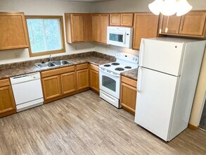 Highland Meadows in Bellevue, NE - Building Photo - Building Photo
