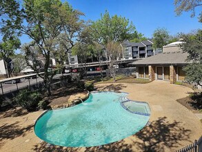 Room in Condo on Skillman St in Dallas, TX - Foto de edificio - Building Photo