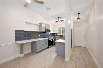 5214 Stacy St in West Palm Beach, FL - Building Photo - Building Photo