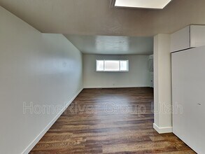 176 W Foxbridge Dr in Midvale, UT - Foto de edificio - Building Photo