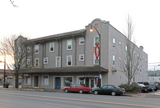 First & Railroad in Shelton, WA - Foto de edificio - Building Photo