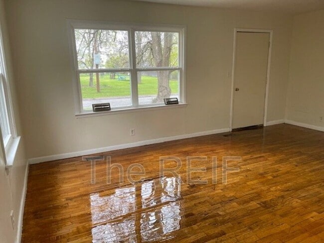 1080 E Cornell Ave in Flint, MI - Foto de edificio - Building Photo