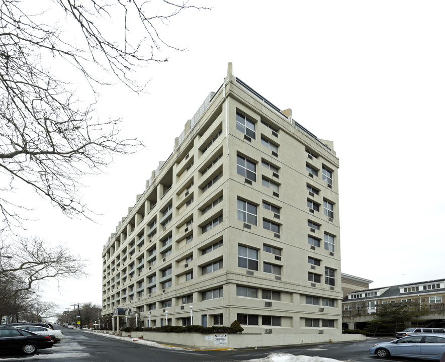 Crows Nest Condominium in Perth Amboy, NJ - Foto de edificio