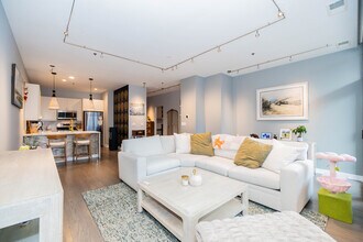 150 W Superior St in Chicago, IL - Building Photo - Building Photo