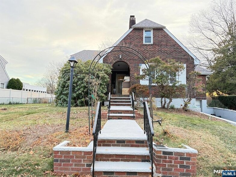 272 Frances St in Teaneck, NJ - Foto de edificio