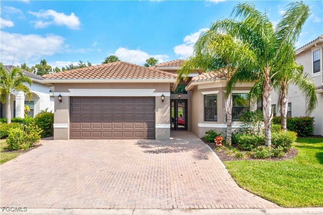 10087 Chesapeake Bay Dr in Ft. Myers, FL - Building Photo