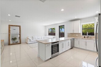 9974 NW 86th Ter in Doral, FL - Building Photo - Building Photo