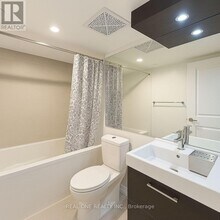 386 Yonge St in Toronto, ON - Building Photo - Building Photo