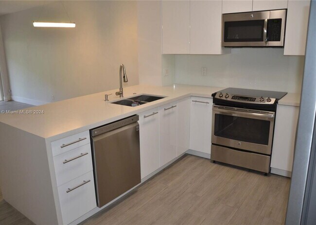 330 S W 122nd Terrace in Pembroke Pines, FL - Building Photo - Building Photo