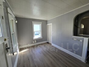 325 Randall St in Waterloo, IA - Building Photo - Building Photo