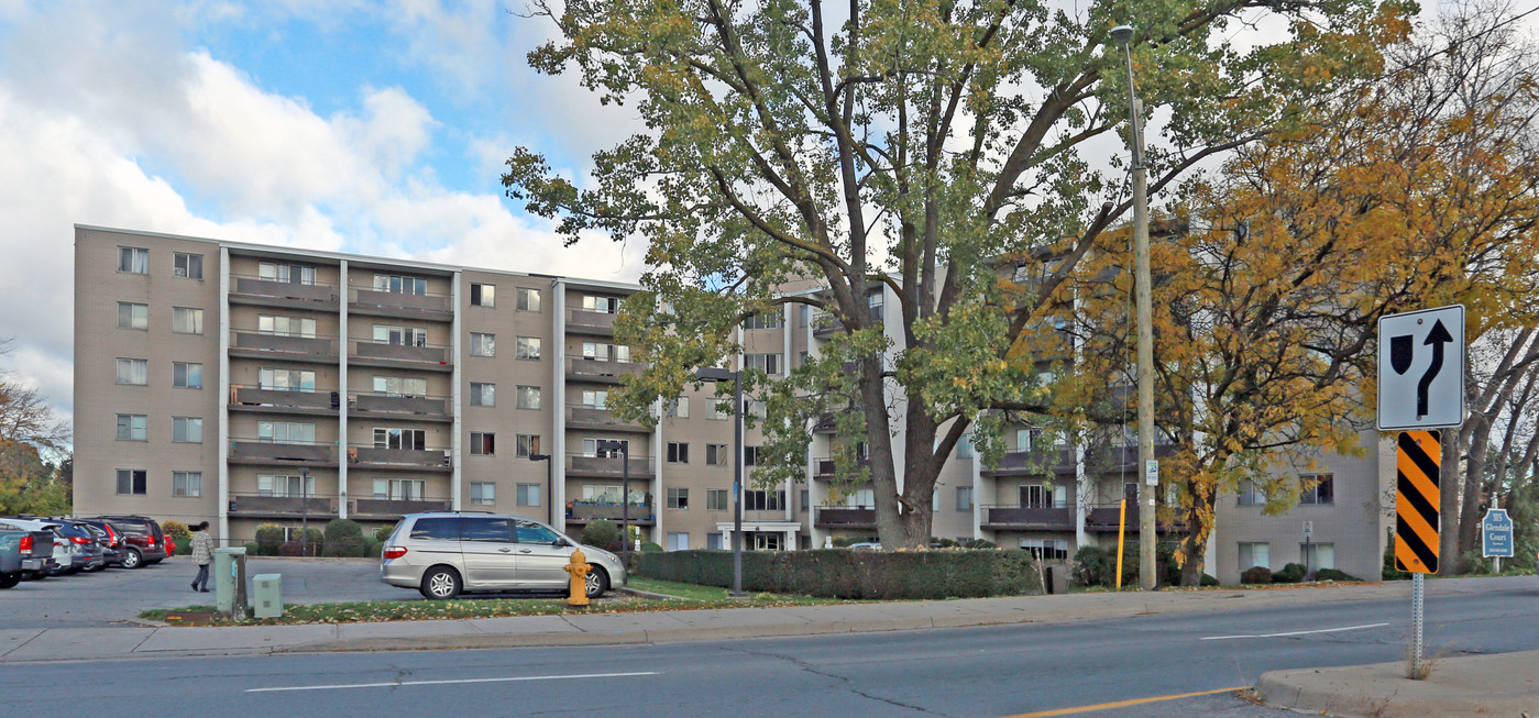 Glendale Court in St Catharines, ON - Building Photo