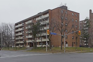 Parkview Apartments in Mississauga, ON - Building Photo