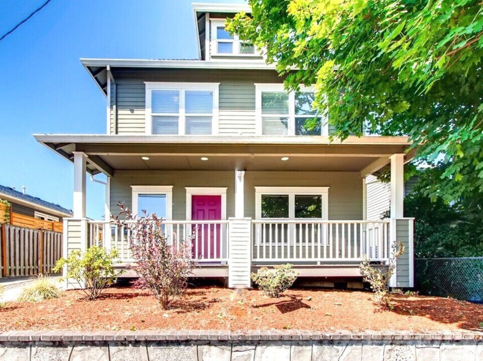 7321 NE 8th Ave, Unit A in Portland, OR - Building Photo