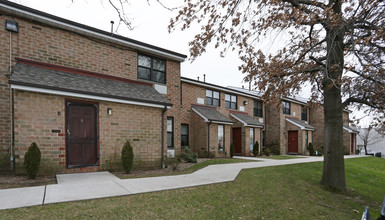 Adams Court Apartments in Hempstead, NY - Building Photo - Building Photo