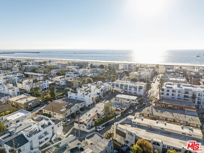 126 Driftwood St in Marina Del Rey, CA - Building Photo - Building Photo