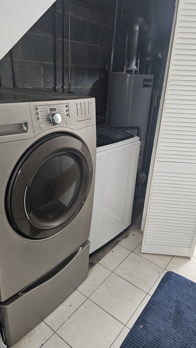 property at 909 Porter Ct NE