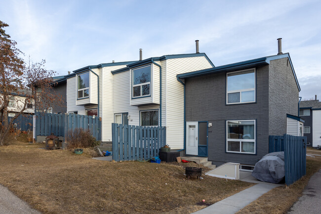 Huntcliff Gardens in Calgary, AB - Building Photo - Building Photo