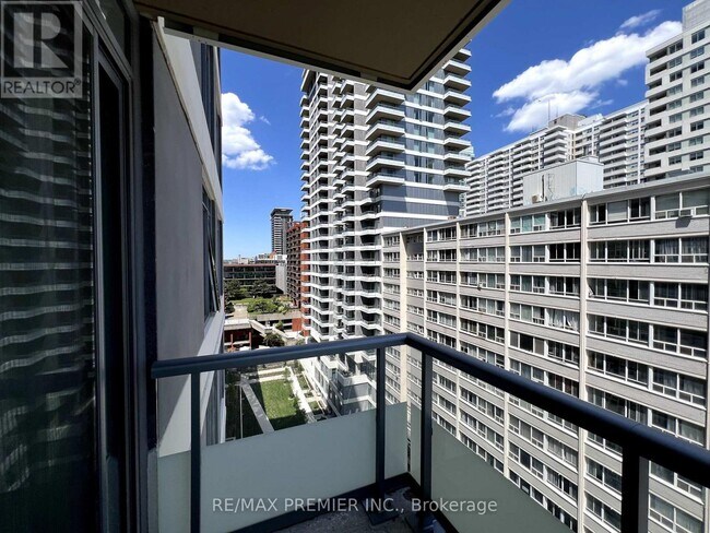 25-1225 Holly St in Toronto, ON - Building Photo - Building Photo