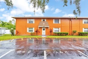 1629 W Oak Ridge Rd in Orlando, FL - Building Photo