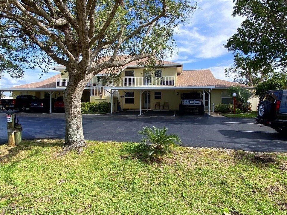 4919 Victoria Dr in Cape Coral, FL - Building Photo