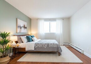 10040-10154 154 St in Edmonton, AB - Building Photo