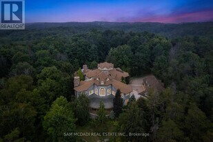 9 Flaherty Ln in Caledon, ON - Building Photo