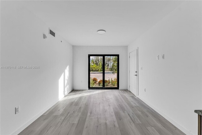 175 NW 160th St in Miami, FL - Foto de edificio - Building Photo